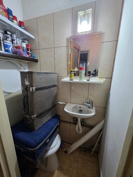 Titan, 10 minute metrou Costin Georgian, la piata Minis, 2 gr sanitare,