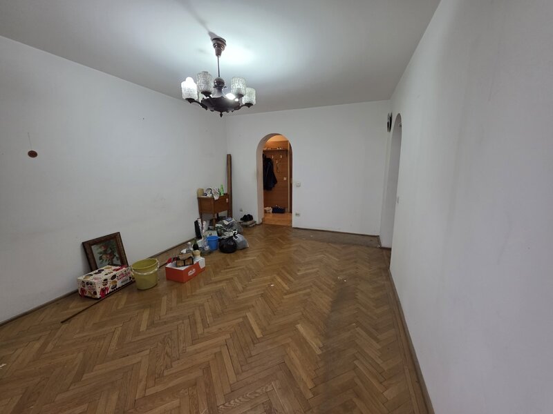 Titan, 10 minute metrou Costin Georgian, la piata Minis, 2 gr sanitare,