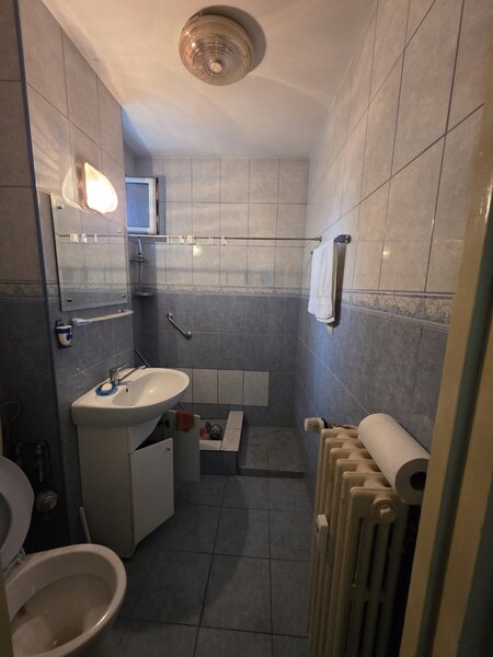 Titan, 10 minute metrou Costin Georgian, la piata Minis, 2 gr sanitare,