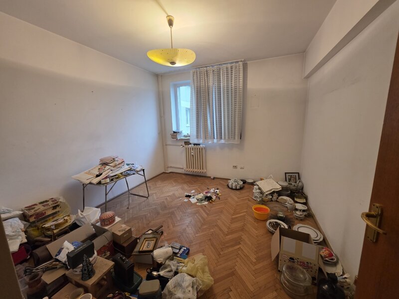 Titan, 10 minute metrou Costin Georgian, la piata Minis, 2 gr sanitare,