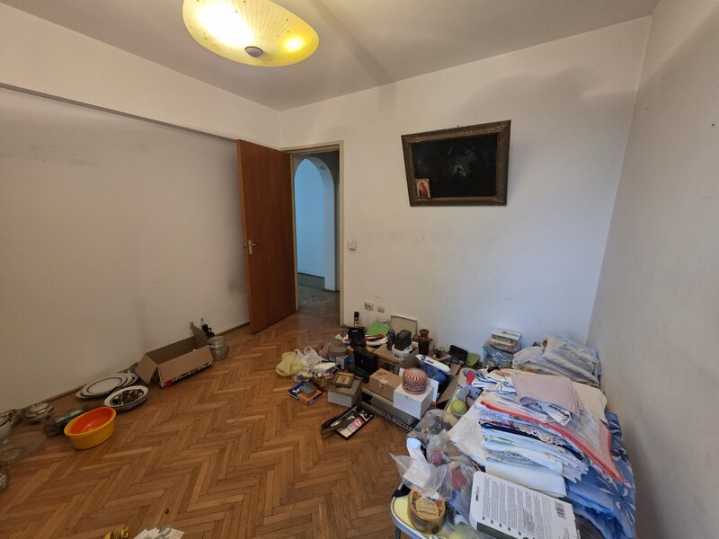 Titan, 10 minute metrou Costin Georgian, la piata Minis, 2 gr sanitare,